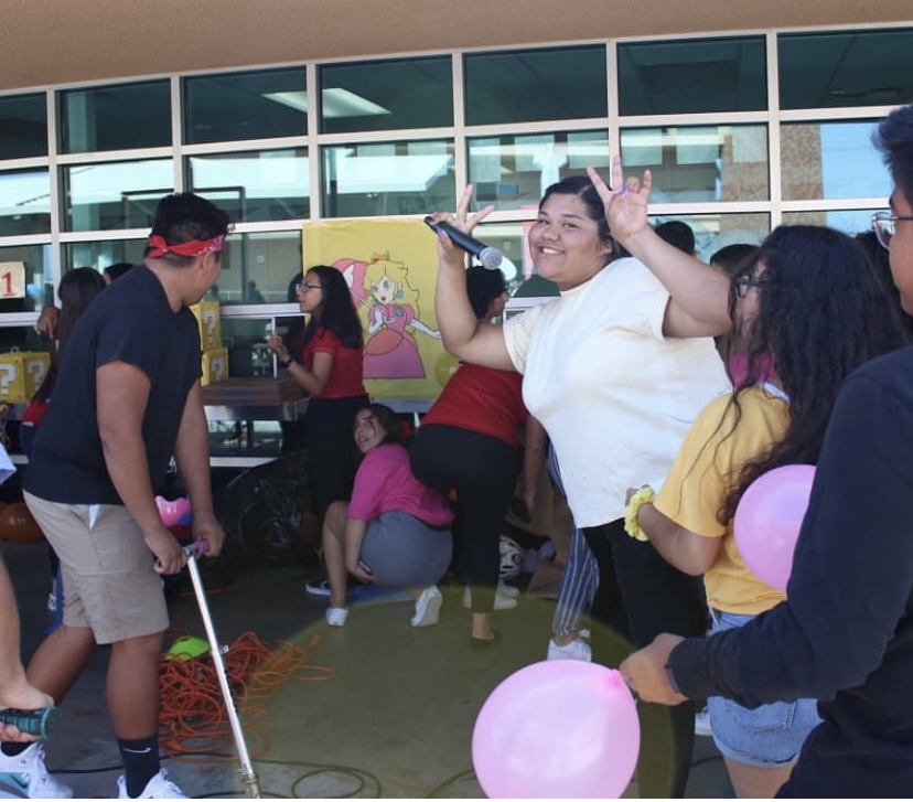 Last year's photo of link crew members. photo courtesy of : link crew instagram