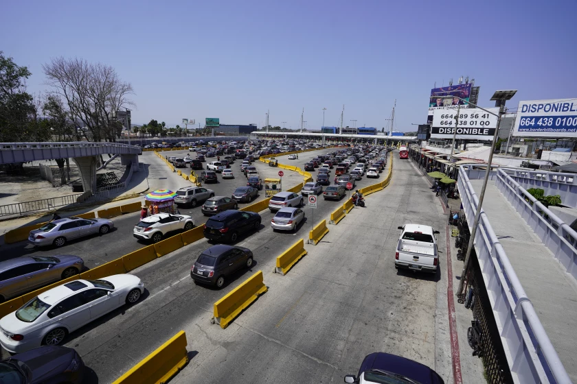 Traffic on hold at the San Ysidro Point of Entry as drivers wait for authorization to cross. (Image courtesy of Alejandro Tamayo/ The San Diego Union-Tribune)