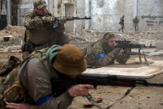 Ukrainian service members are conducting drills at a training site in the capital city of Kiev. 